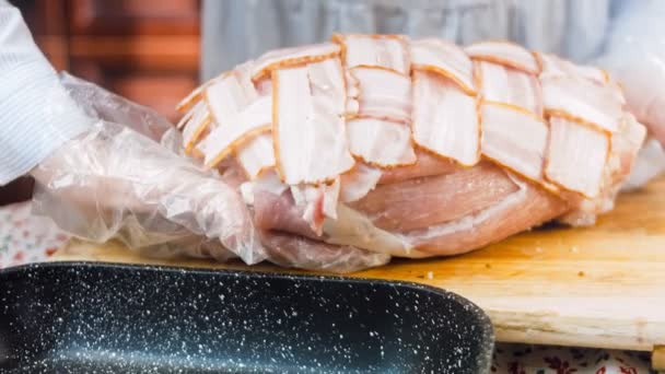 Cocinero Pone Músculo Cerdo Sartén — Vídeo de stock