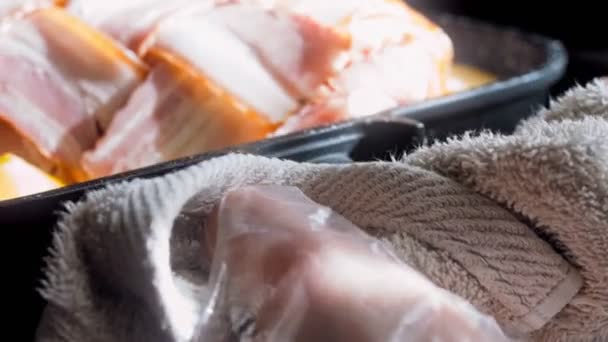 Domuz Pastırması Sarılı Domuz Filetosu Elma Suyu Tarifinde Kızartılmış Aşçı — Stok video