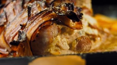 Pastırmalı domuz filetosu. Elma sosunda kızartılmış..