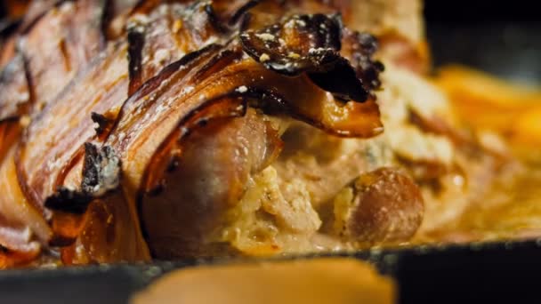 Bacon Csomagolt Pork Loin Pirított Apple Cider Recept — Stock videók