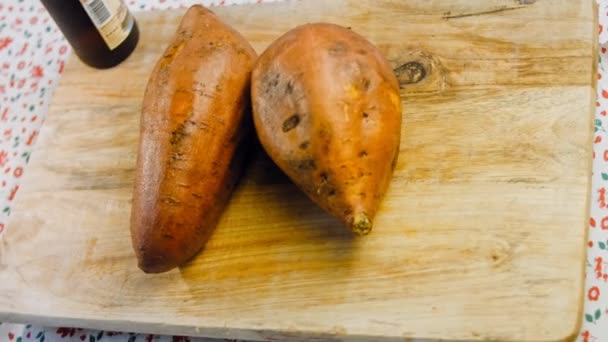 Chef Kok Presenteert Zoete Aardappelen Met Liefde Romantische Sfeer Achtergrond — Stockvideo