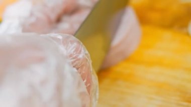 Şef jambonu kare şeklinde keser..