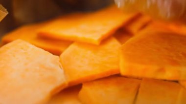 Batat tatlı patates keki. Patates, jambon ve parmesan tarifi..