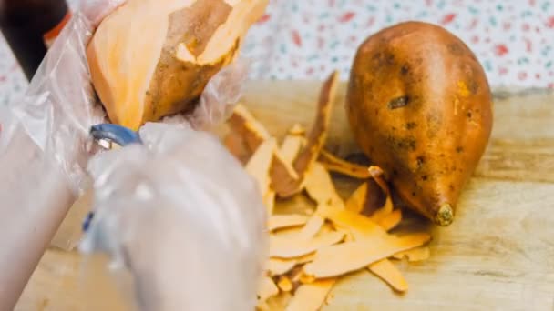 Şef Tatlı Patatesleri Özel Bir Bıçakla Soyar Arka Planda Romantik — Stok video