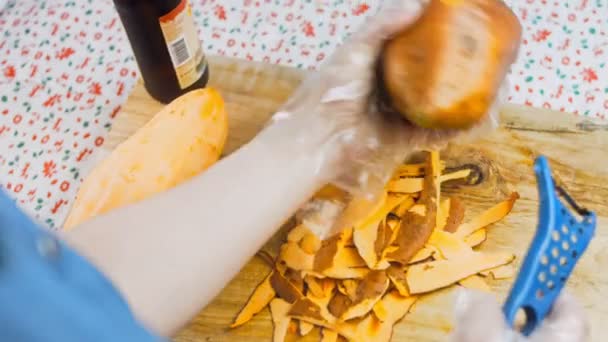 Chef Schilt Zoete Aardappelen Met Een Speciaal Mes Romantische Sfeer — Stockvideo