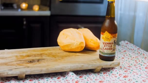 Chef Descasca Batatas Doces Com Uma Faca Especial Atmosfera Romântica — Vídeo de Stock