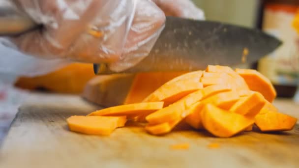 Chef Coupe Les Patates Douces Tranches Ambiance Romantique Arrière Plan — Video