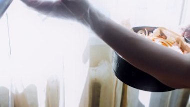 Batat tatlı patates keki. Patates, jambon ve parmesan tarifi. Aşçı patatesleri pişirmek için fırına koydu..