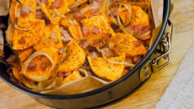 Batat tatlı patates keki. Patates, jambon ve parmesan tarifi..