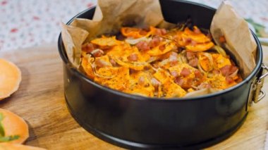 Batat tatlı patates keki. Patates, jambon ve parmesan tarifi..