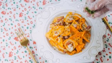 Batat tatlı patates keki. Patates, jambon ve parmesan tarifi. Aşçı ince doğranmış maydanozu ezdi..
