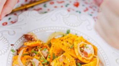 Batat tatlı patates keki. Patates, jambon ve parmesan tarifi. Küçük kız altın çatallı gartofoların tadına bakıyor. Tatlı biber sosu kullan..