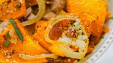 Batat tatlı patates keki. Patates, jambon ve parmesan tarifi..