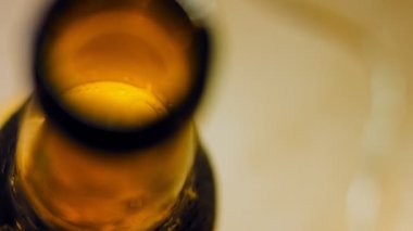 Macro bira şişesini filme aldı. 4k video.