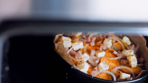 巴特红薯饼 土豆火腿和意大利面的菜谱厨师把土豆放进烤箱烹调 — 图库视频影像