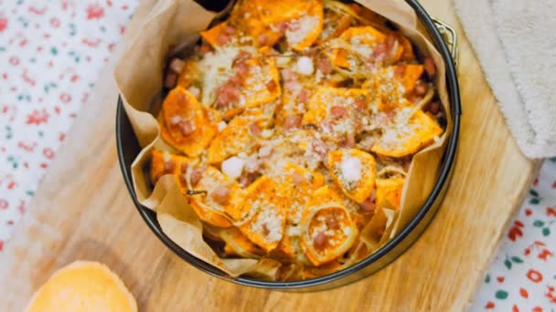 巴特红薯饼 土豆火腿和意大利面的菜谱食物是以烘烤纸的形式摆放的 — 图库视频影像