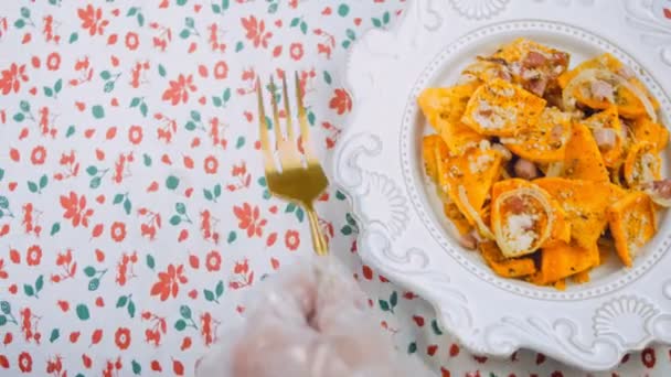 Batat Sötpotatistårta Potatis Och Skinka Och Parmesanrecept Kocken Lägger Guldgaffel — Stockvideo