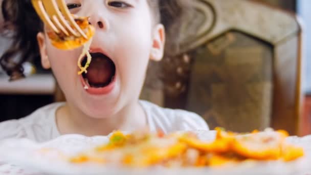 Batat Süßkartoffelkuchen Kartoffel Schinken Parmesan Rezept Das Kleine Mädchen Probiert — Stockvideo