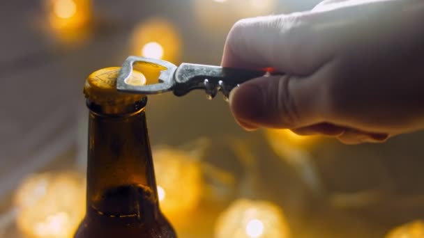 Omun Doet Bierfles Open Zijn Sfeervolle Lichten Achtergrond — Stockvideo