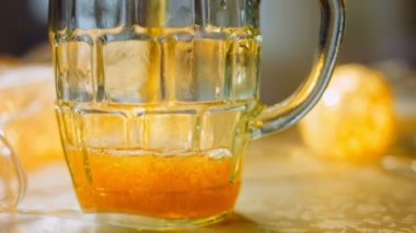 Bardağı taze ve köpüklü birayla dolduruyorum. Arka planda ışıklarla romantik bir atmosfer var..