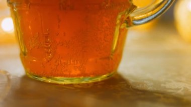 Bardağı taze ve köpüklü birayla dolduruyorum. Arka planda ışıklarla romantik bir atmosfer var..