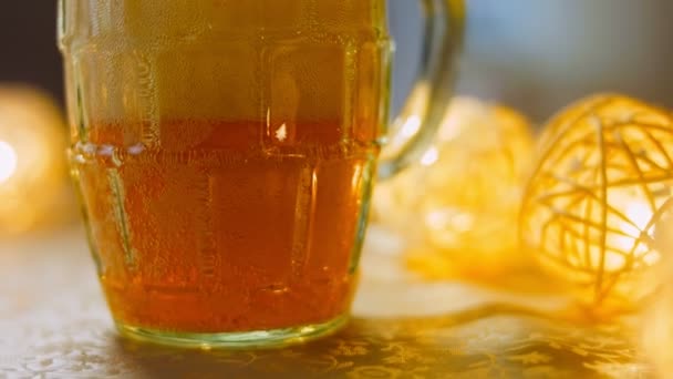 Glas Met Fris Sprankelend Bier Achtergrond Een Romantische Sfeer Met — Stockvideo