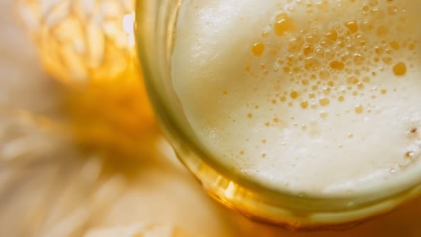 Copo Com Cerveja Fresca Espumante Fundo Uma Atmosfera Romântica Com — Vídeo de Stock