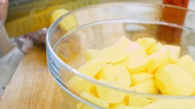 Şef patatesleri profesyonel bir bıçakla keser. Makro çekim.