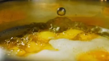 Bir kasede patates haşla. Buharda pişirilmiş tencerenin makro çekimleri. Kaydırıcı atışı.