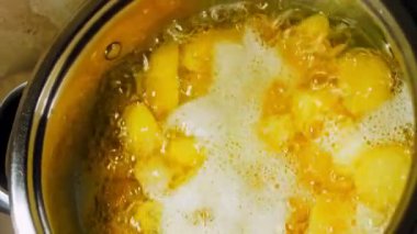 Bir kasede patates haşla. Buharda pişirilmiş tencerenin makro çekimleri. Kaydırıcı atışı.