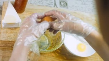 Aşçı yumurta sarısını yumurta beyazından ayırır..