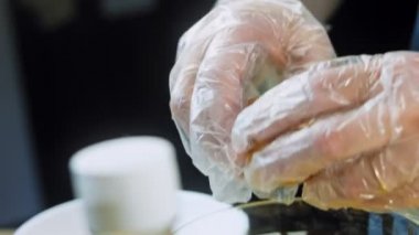 Aşçı yumurta sarısını yumurta beyazından ayırır..