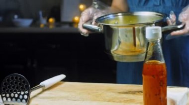 Aşçı bir kase haşlanmış patates getiriyor..