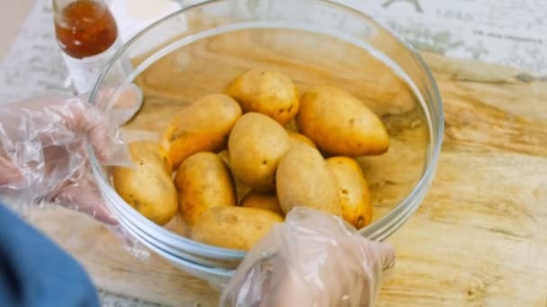Kucharz Kładzie Przezroczyste Danie Umytych Ziemniaków Stole — Wideo stockowe