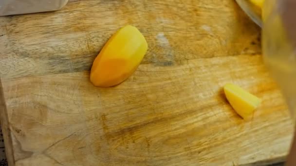 Chef Taglia Patate Con Coltello Professionale Macro Tiro — Video Stock