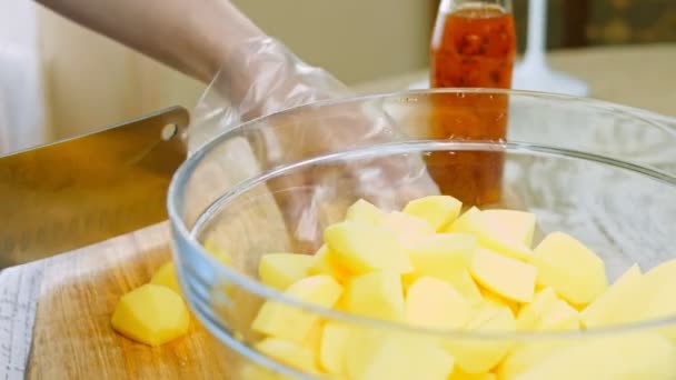 Chef Corta Batatas Com Uma Faca Profissional Macro Tiro — Vídeo de Stock