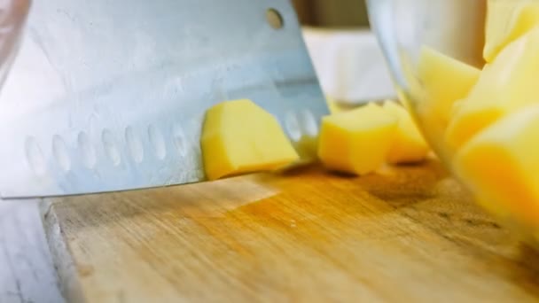 Der Koch Schneidet Die Kartoffeln Mit Einem Professionellen Messer Makroschießen — Stockvideo