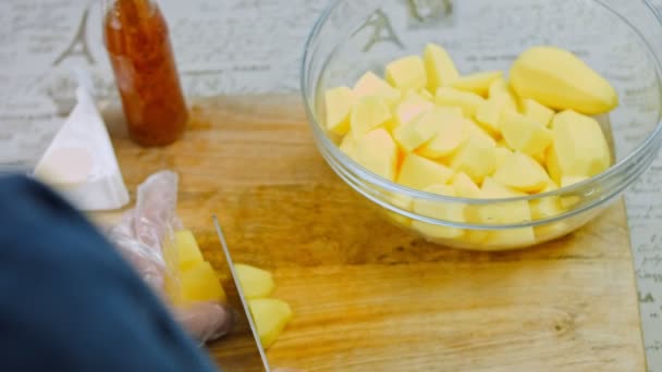 Šéfkuchař Krájí Brambory Profesionálním Nožem Natáčení Maker — Stock video