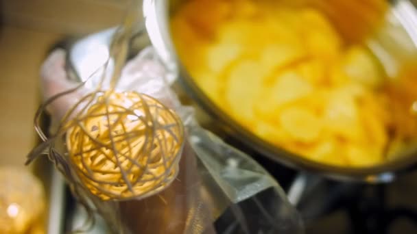 調理はジャガイモと水のボウルを沸騰 — ストック動画