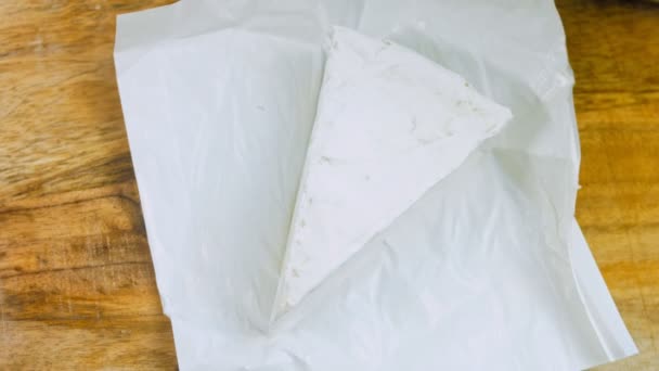 Chef Corta Queijo Brie Decorações Papel Comida Fundo — Vídeo de Stock
