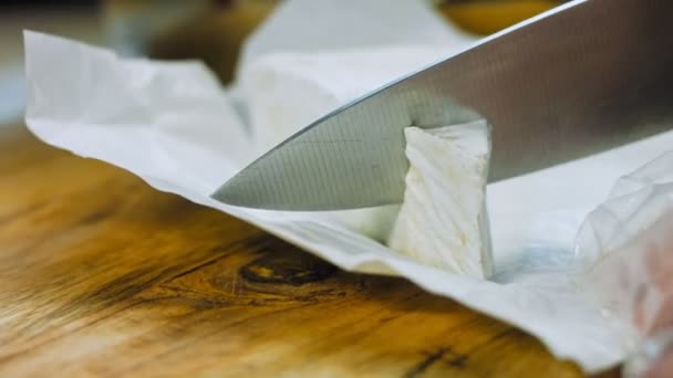 Der Koch Schneidet Brie Käse Dekorationen Aus Lebensmittelpapier Hintergrund — Stockvideo