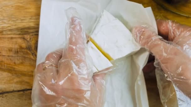 Koki Menaruh Kentang Tumbuk Keju Latar Belakang Dengan Hiasan Kertas — Stok Video