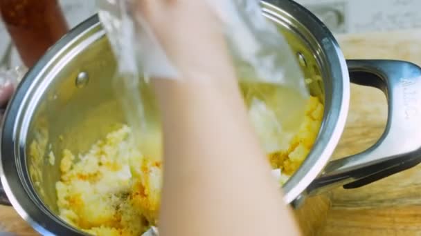 Chef Esmaga Batatas Trituradas Misture Purê Com Queijo Brie — Vídeo de Stock