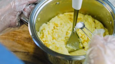 Şef patates püresi yapar. Bir çorba kaşığı tuz ekle.