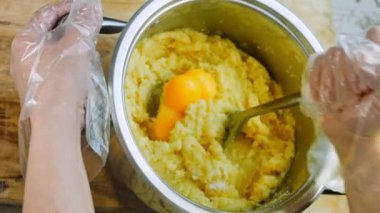 Şef patates püresini öğütür.