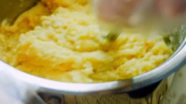 Şef patates püresini öğütür.