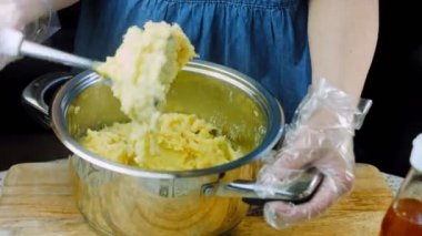 Şef patates püresini öğütür.