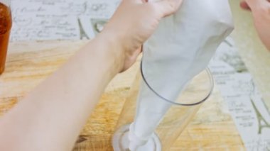 Şef yemek poşetini şekiller için hazırlar..