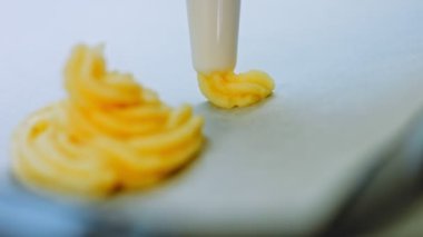 Şef bir yemek poşeti kullanarak patates kurabiyesi yapar. Patates kurabiyeleri kanonik tarif Brie, parmesan peyniri ve ağır krema