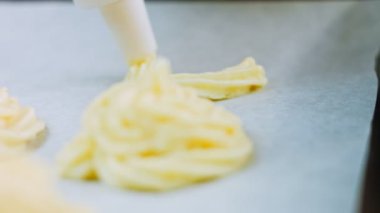 Şef bir yemek poşeti kullanarak patates kurabiyesi yapar. Patates kurabiyeleri kanonik tarif Brie, parmesan peyniri ve ağır krema